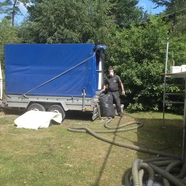 Tagdækker ved trailer med isoleringsmaskine og slange til indblæsning