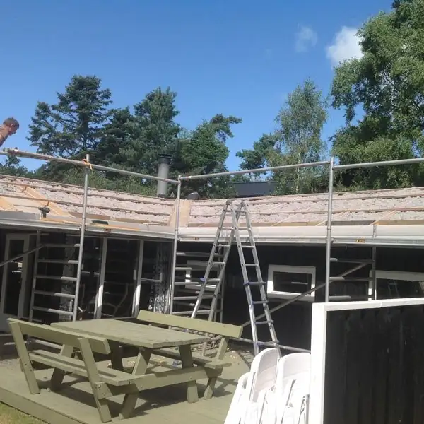 Stillads og nyt tag på et hus med terrasse