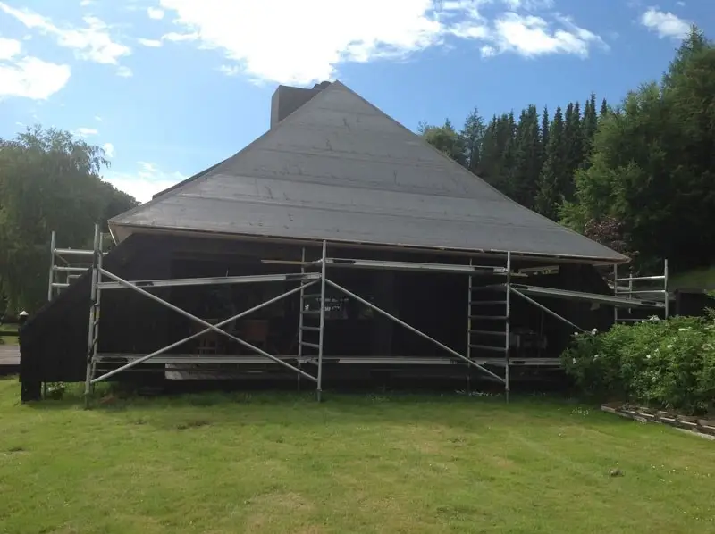 Pyramidetag med ny tagpap og stillads rundt om huset