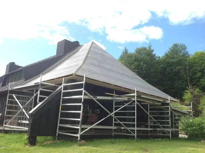 Stillads rundt om et pyramidetag under renovering
