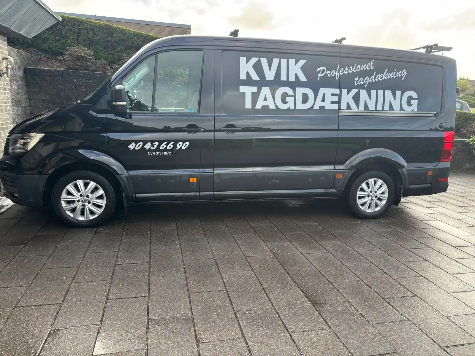 Kvik Tagdækning firmabil set fra siden