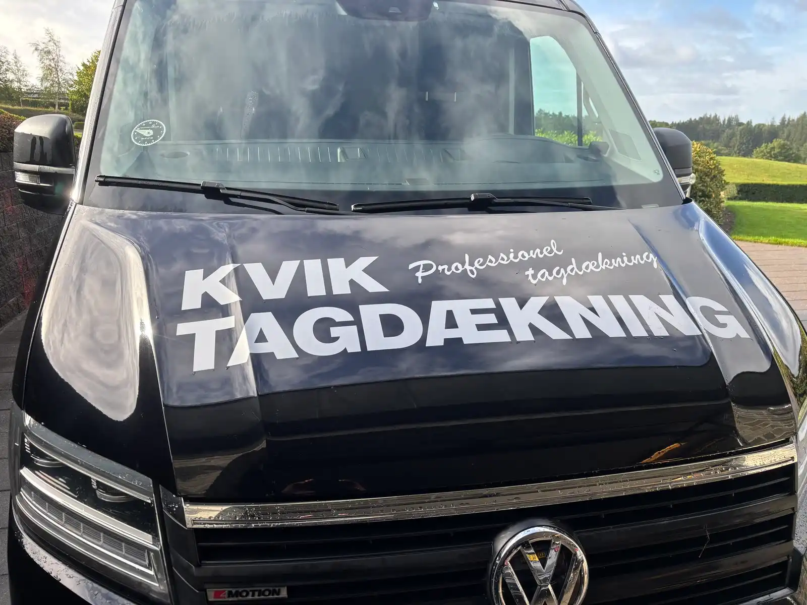 Kvik Tagdækning firmabil med logoet på motorhjelmen