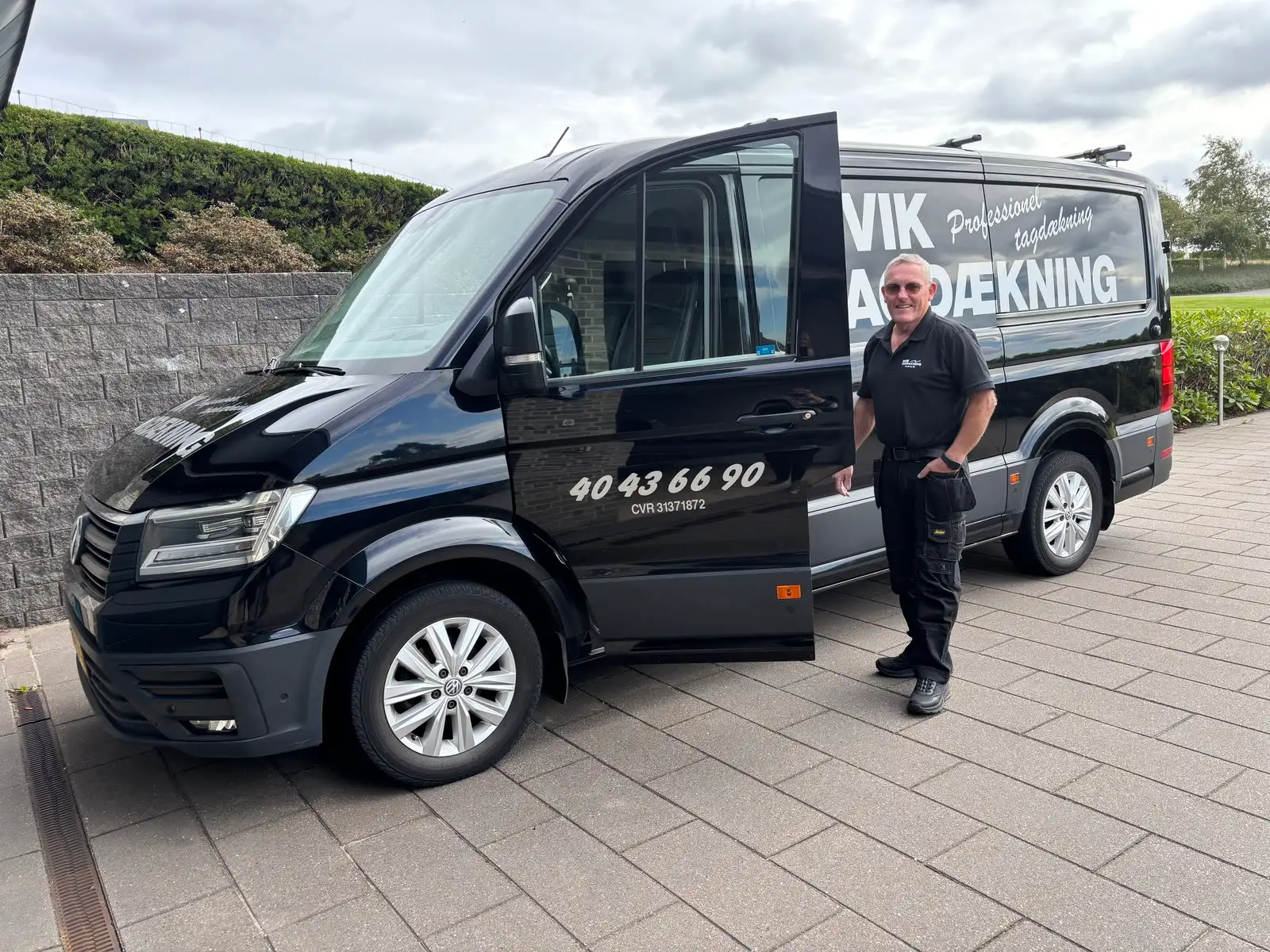 Allan Mikkelsen, indehaver af Kvik Tagdækning, ved firmabilen